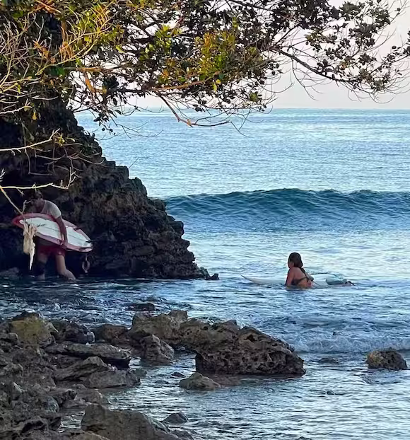 Côte rocheuse de Catanduanes exposée à l’océan Pacifique