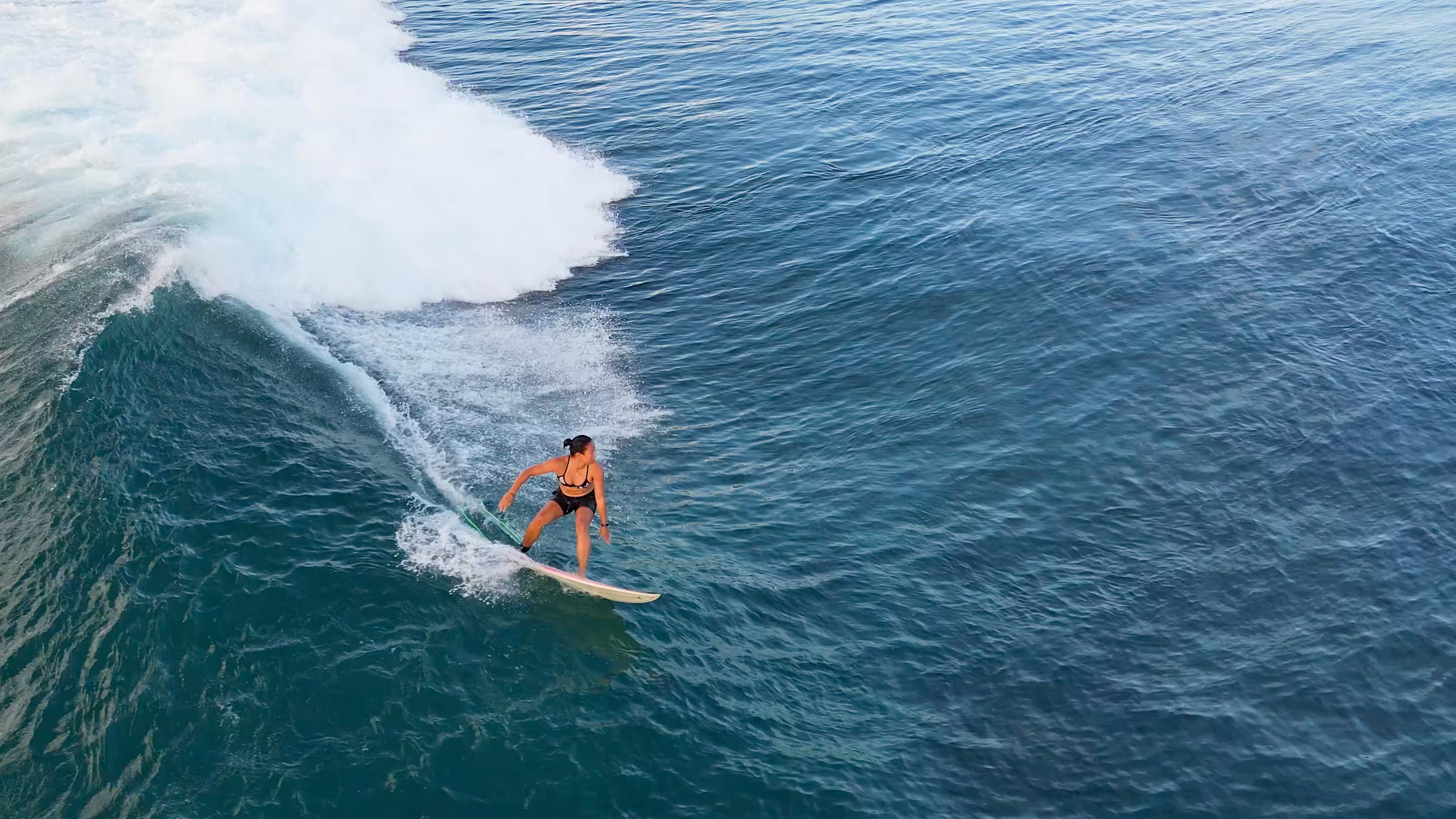 La surfeuse philippine Vea Estrellado surfant la vague de Moning à Catanduanes en mars 2026