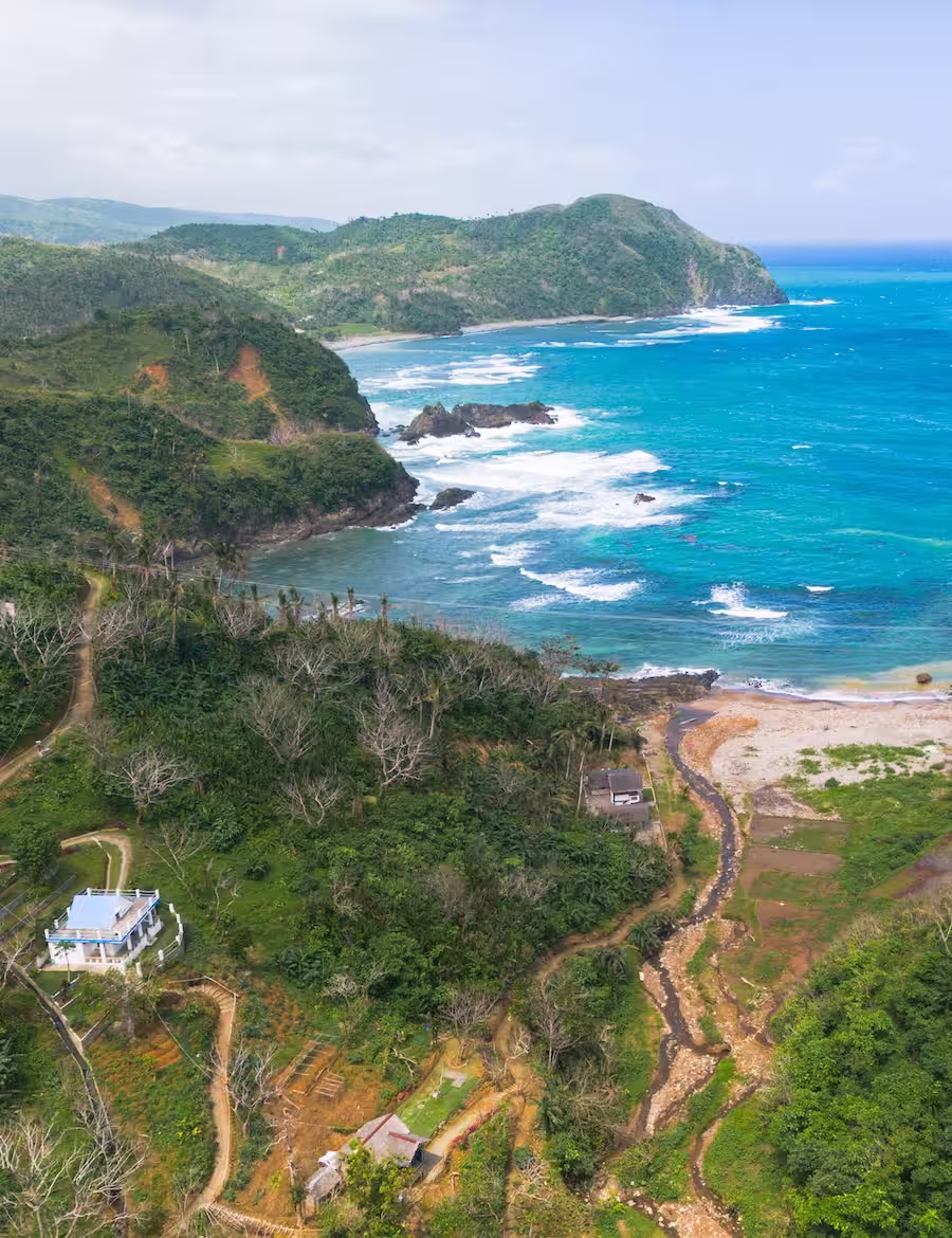 Littoral spectaculaire près de L'Astrolabe ecolodge à Catanduanes, aux Philippines