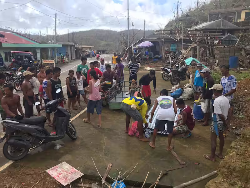 Esprit bayanihan à Puraran après le typhon Rolly, aux Philippines
