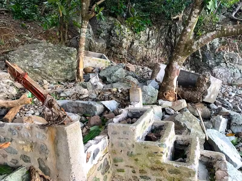 Mur effondré et débris en bord de mer à L'Astrolabe après le typhon Uwan à Catanduanes, aux Philippines