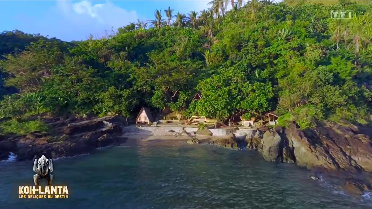 Vue aérienne de L’Astrolabe et de sa plage privée à Catanduanes dans Koh-Lanta 2026