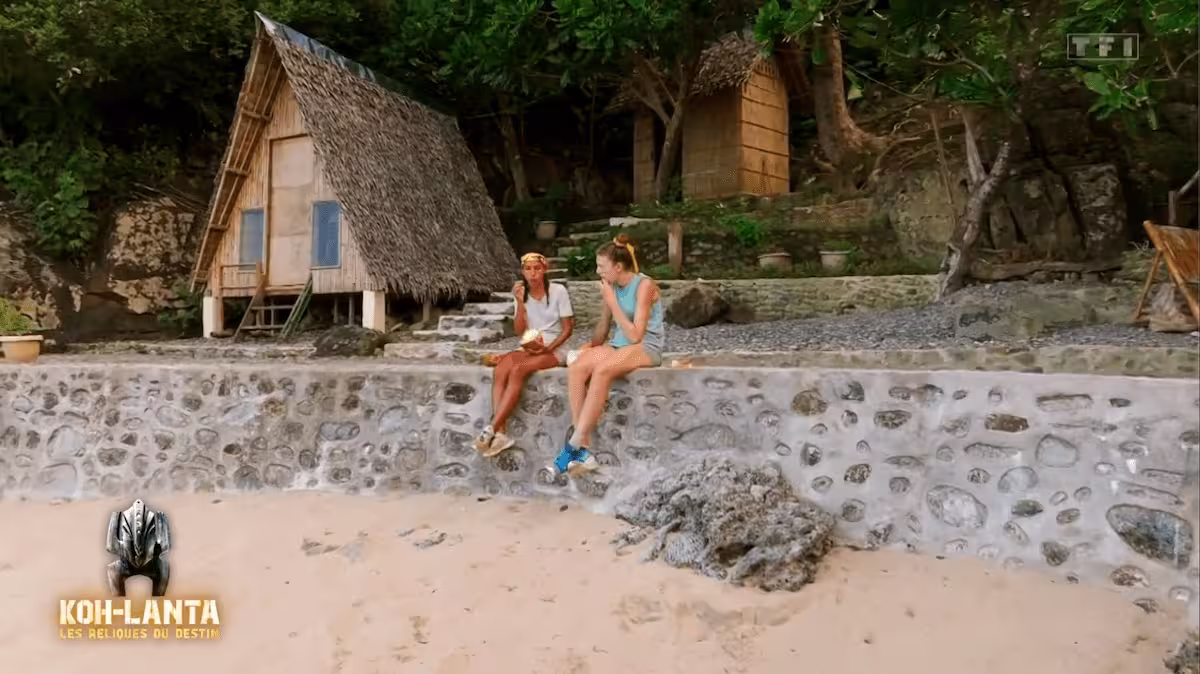 Jade et Lola sur la plage privée de L’Astrolabe lors de l’épreuve de confort de Koh-Lanta 2026