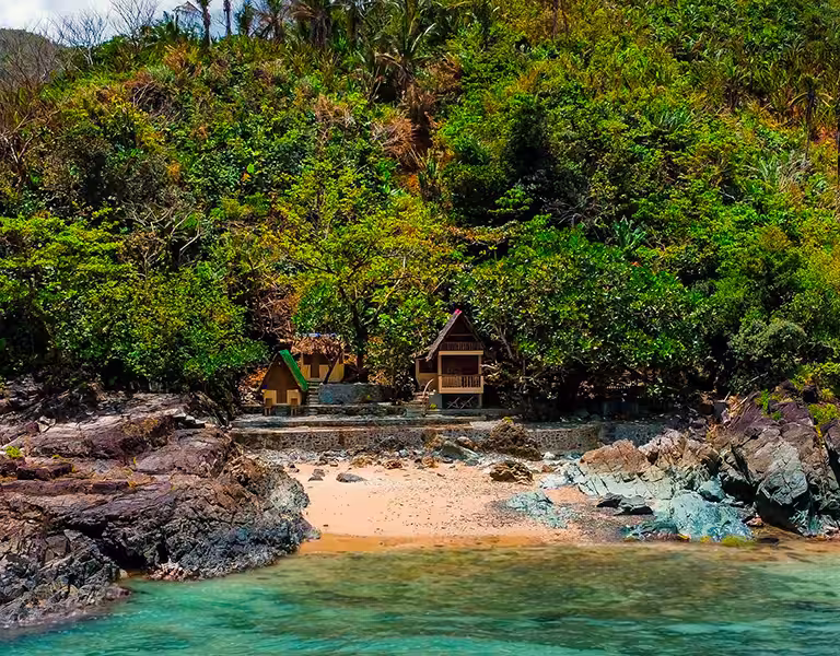 Vue aérienne des bungalows et de la plage privée à L’Astrolabe Ecolodge, Catanduanes