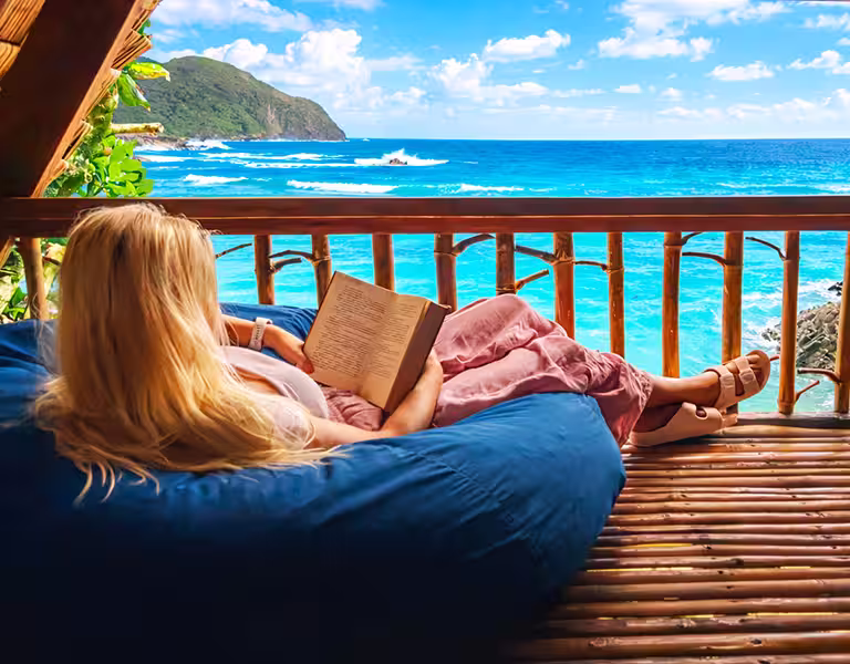 Vue sur l’océan et Balacay Point depuis le bungalow de la plage à L’Astrolabe, Catanduanes, Philippines
