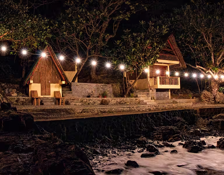 Façade du bungalow de plage de nuit à L’Astrolabe Ecolodge, séjour en bord de plage à Catanduanes, Philippines