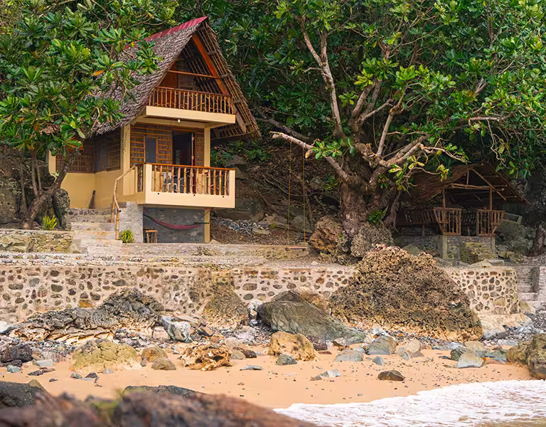 Bungalow en bord de plage entouré de végétation tropicale à L’Astrolabe Ecolodge, plage privée à Catanduanes