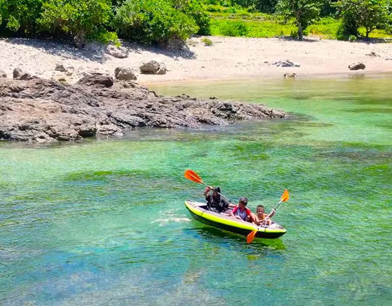 Enfants jouant et en kayak sur la plage privée de L’Astrolabe, Catanduanes