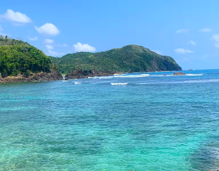 Plage privée de L’Astrolabe à Catanduanes, avec vue sur l’océan turquoise et Balacay Point.