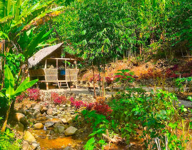 Kubo traditionnel au bord de la rivière à l’écolodge L’Astrolabe à Catanduanes
