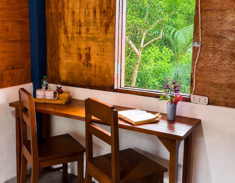 Double room with desk in the bungalow for couples