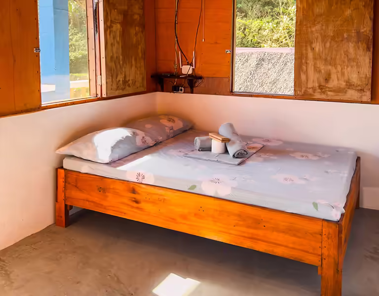 Chambre double lumineuse dans un bungalow La Rivière à L’Astrolabe