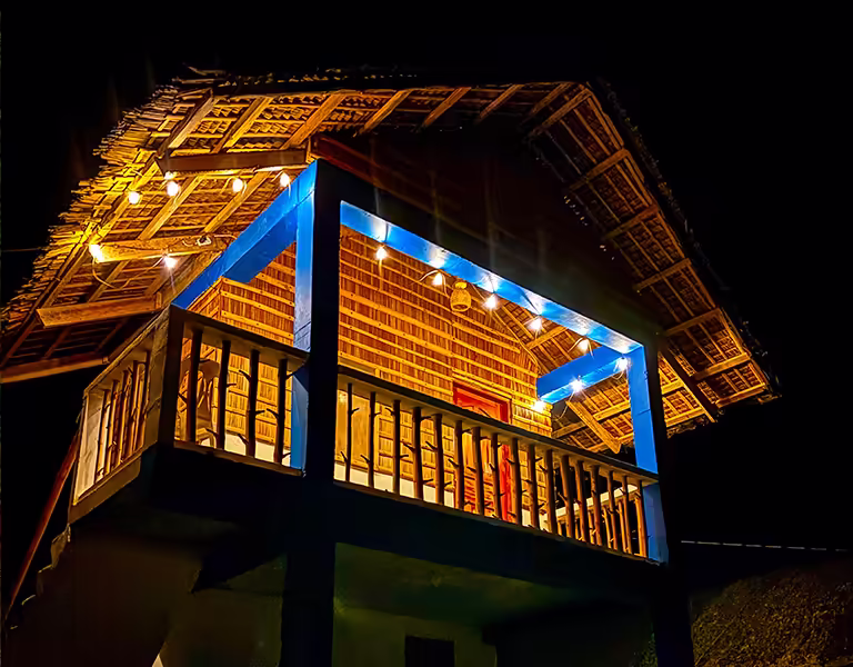 Bungalow La Rivière illuminé de nuit à L’Astrolabe, Catanduanes