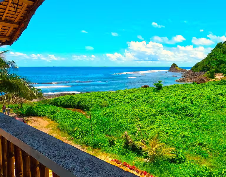Vue sur l’océan depuis la terrasse d’un bungalow La Rivière à L’Astrolabe