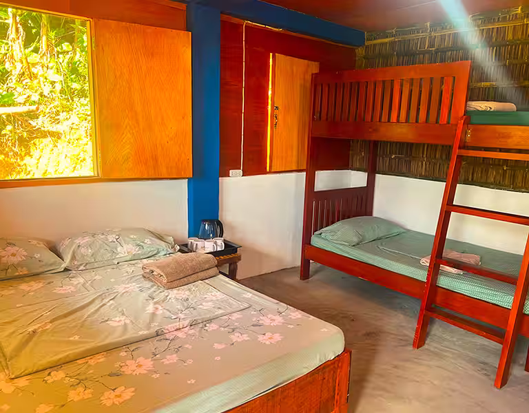 Chambre familiale avec lits superposés dans un bungalow La Rivière à L’Astrolabe